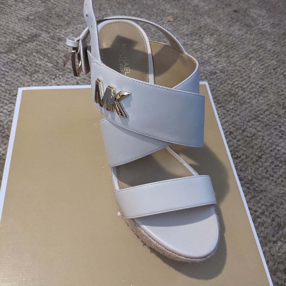 Nude wedges